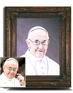 Retrato bordado del papa Francisco junto a la foto original